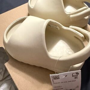 Authentic Yeezy Slide Infant Size K4 Color Bone
